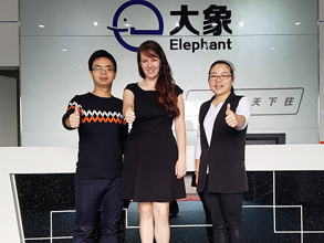俄羅斯客戶來訪，尋找鋼化膜廠家合作