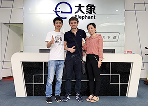 烏克蘭客戶到訪大象鋼化膜工廠